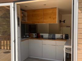 Mobilhome dans écrin de verdure，位于Greffeil的酒店