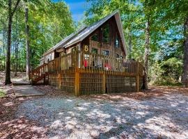 Dog-Friendly, Bright Cabin with Deck!，位于Counce的酒店