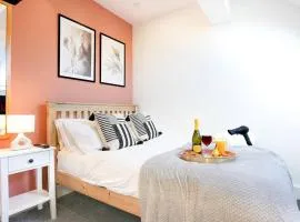 Central Buckingham Apartment #7 with Free Parking, Pool Table, Fast Wifi and Smart TV with Netflix by Yoko Property