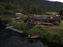 Pucontours River Lodge，位于普孔的酒店