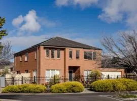 StayAU Family Home Comfort in Caroline Springs