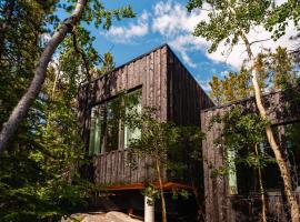 Black Spruce - Yellow Door，位于怀特霍斯的自助式住宿