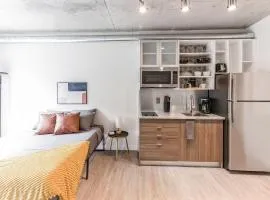 2 Studios apartment w prime location