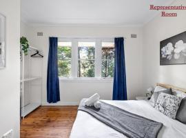 Stylish Double Room - Seconds to Transport & Shops - Shared Bathroom，位于Killara的酒店