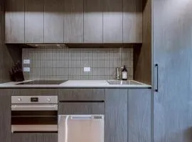 Modern apt in heart of the city