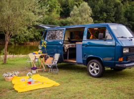 Vanlife Montenegro Camper Van and 2 Bikes，位于采蒂涅的露营地