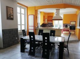 Maison de 100m2 au cœur d'une pension équestre Les Sabots de Nina，位于Marcollin的酒店
