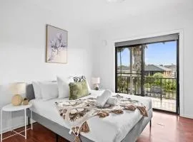 Cozy Private Double Room - Near Stations & Shops - Shared Bathroom