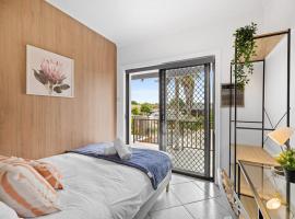 Cozy Private Single Room in Bankstown - Near Transport & Shops - Shared Bathroom，位于班克斯镇的酒店