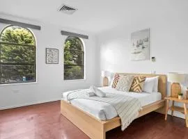 Luxe Ensuite Queen Room - Close to Stations & Shops