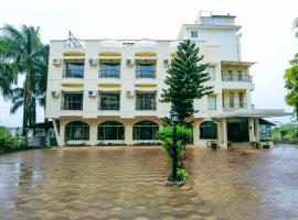 Treebo Reveniir Resort with Pool，位于罗纳瓦拉的酒店