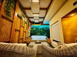 Oasis Urban 3-Bedroom Apartment with private patio