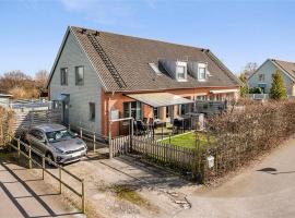 5-Bed-Rooms House with Jacuzzi, Free Parking, and 2 Toilets-Bath in Malmö，位于马尔默的酒店