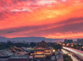 Happy Dragon Courtyard- Newly renovated with French Windows, Near Tian'AnMen Forbidden City,Lama Temple and Heaven Temple, 3minutes walk from Subway,Fluent English speaking with tourist sights tickets service ,Free coffee &laundry Service，位于北京北京市中心的酒店