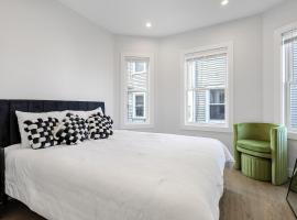 Stunning 3BR 7 mins to Boston/Encore/Parking/W&D，位于萨默维尔的酒店