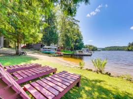 Inlet Lakefront Home Private Dock and Beach Access!，位于Inlet的酒店