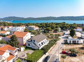 Apartments and rooms with parking space Pirovac, Sibenik - 21487，位于皮罗瓦茨的酒店