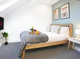 Central Buckingham Apartment #8 with Free Parking, Pool Table, Fast Wifi and Smart TV with Netflix by Yoko Property