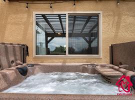 Foothill Serenity with Private Spa - An Irvie Home，位于Tijeras的酒店