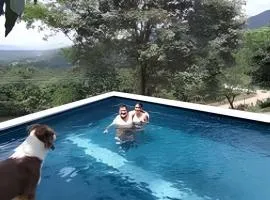 CASA CON PISCINA RODEADA DE VERDE EN ANAPOIMA