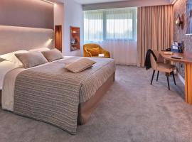 斯涛特尔梅兹特克诺波勒餐厅酒店，位于梅斯的带泳池的酒店