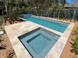 The Bay Haus - Luxury Escape so close to the Beach，位于Worrowing Heights的酒店