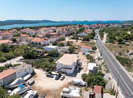 Apartments with a parking space Pirovac, Sibenik - 13263，位于皮罗瓦茨的酒店