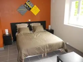 Chambre confortable avec salle d'eau privative, cuisine et salon communs, petit-déjeuner inclus. - FR-1-591-610