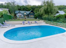 Casa Senik Monteoru Piscina ,Jacuzzi Sauna, Ciubar，位于Merei的度假屋