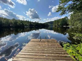 Toms Cabin On Lake Christopher，位于Bryant Pond的酒店