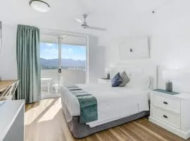 Cairns Central Getaway - A Sleek City Studio