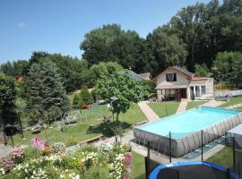 Holiday house with a swimming pool, Swinoujscie，位于斯维诺乌伊希切的酒店