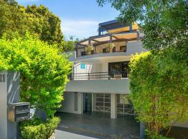 Stylish House with Balcony Close to Beach & Shops，位于特里格尔的酒店