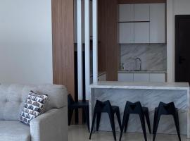 2BR Panoramic Cityview at Formosa Residence by Skyline，位于Jodoh的酒店