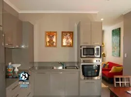 Unique 2Bed Home 100M to Beach