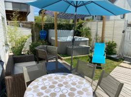 Vannes centre , maison 2 chambres avec jardin,SPA，位于瓦讷的酒店