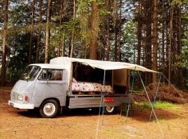 Kingsize Bed on Wheels en Tiny Red House，位于Kropswolde的酒店