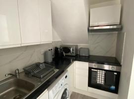 Cosy one bed flat - Colnbrook，位于科恩布鲁克的酒店