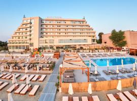 马里布酒店，位于马马亚的带泳池的酒店