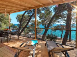 Pine Beach Pakostane Glamping Homes - All Inclusive light，位于帕科坦的酒店