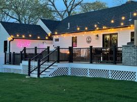 Bayside Oasis with Hot Tub & Game Room，位于丹尼斯的酒店