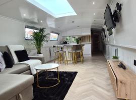 Luxury Boat Stay Liverpool sleeping 6 WiFi，位于利物浦的酒店