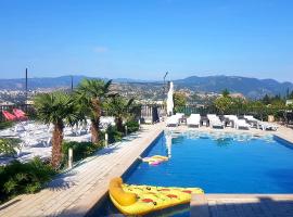 hotel Labyrinth pool，位于第比利斯的酒店