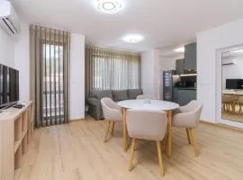 Modern 1-Bedroom Apartment with Free Parking