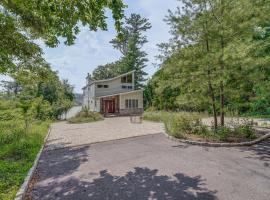 Beautiful Candlewood Lake House with Private Dock!，位于丹伯里的酒店