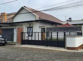 Purwokerto RaYa Oemahkoe, Homestay & Pool