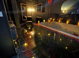 Love Room Chic Lescapade &agrave; Cherbourg，位于瑟堡的带热水浴缸的酒店