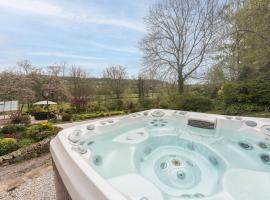 Oker Farm - Luxury farmhouse with hot tub in the Peak District，位于马特洛克的酒店