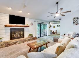 Marina Villa Condo at Lake Keowee with Fireplace，位于Salem的酒店