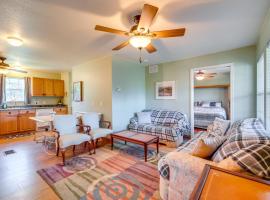 Lecanto House with Deck, Porch and Indoor Pool!，位于Lecanto的酒店